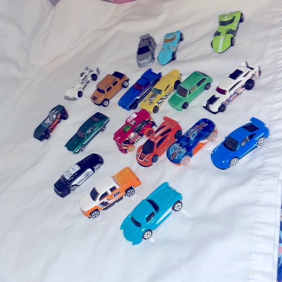 18 Pcs of Hotwheels and Maisto Cars from 2001-2019 - Picture 2 of 3